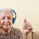 Ældre kvinde lytter til musik