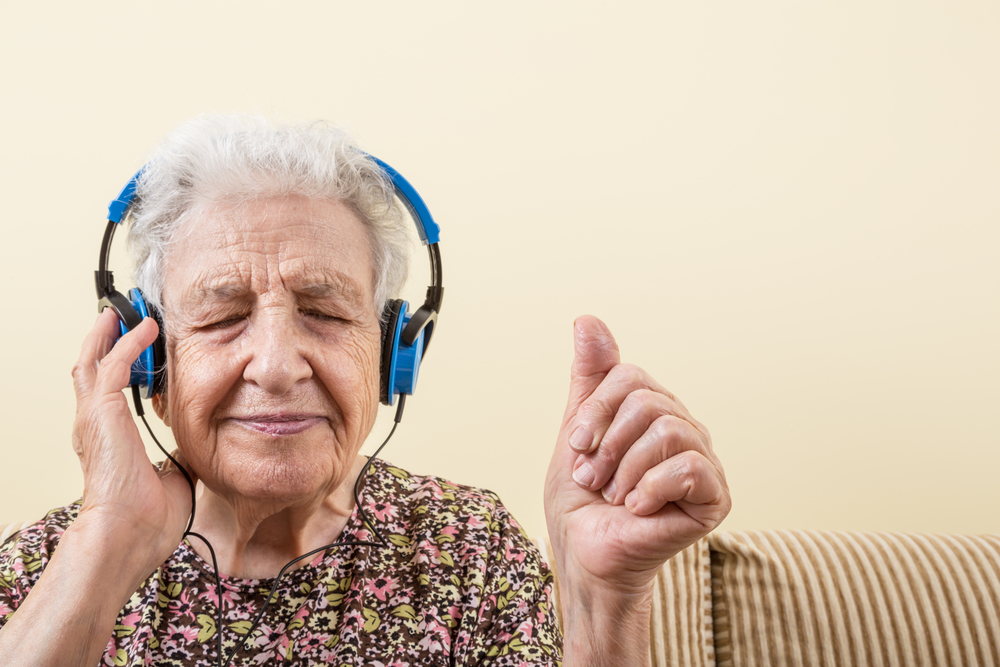 Ældre kvinde lytter til musik