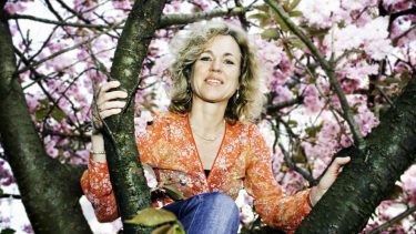 Anja C. Andersen i et kirsebærtræ