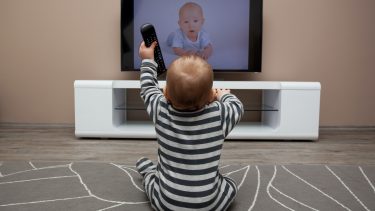 baby ser tv i stuen