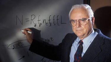 Frank Drake foran en tavle, hvor han har skrevet sin berømte ligning