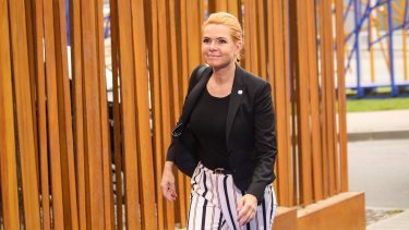Inger Støjberg kommer gående mod kameraet