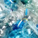 Nærbillede af transparent plastik herunder en masse flasker.