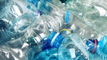 Nærbillede af transparent plastik herunder en masse flasker.