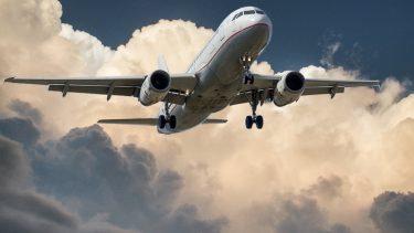 Flyvemaskine, der flyver i luften