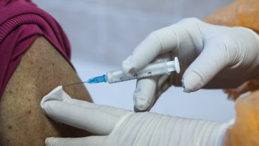 Vaccinenationalisme spilteori overskydende vaccine donation Nash-equilibrium selvhåndhævende aftale politik