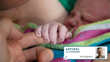 en nyfødt baby griber om mors finger efter hjemmefødsel