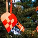 Dansk julepynt på juletræ