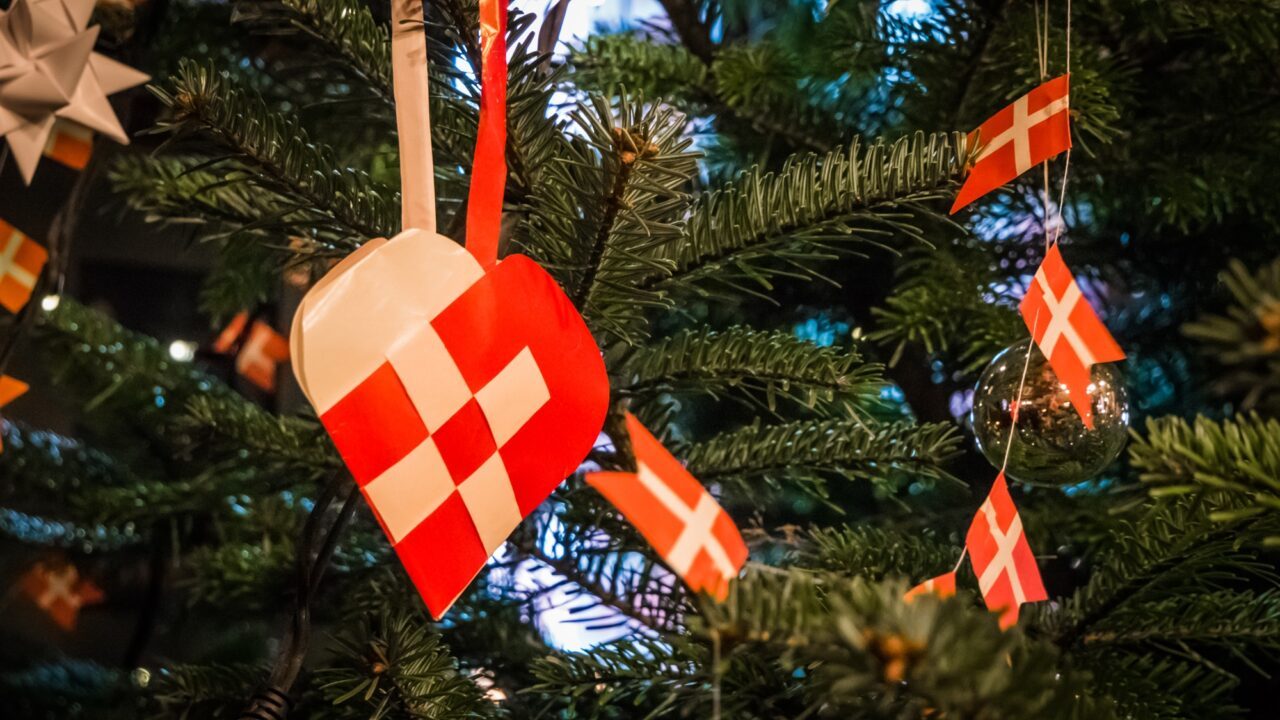 Dansk julepynt på juletræ