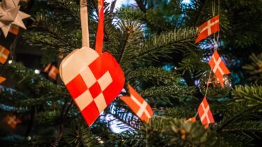Dansk julepynt på juletræ
