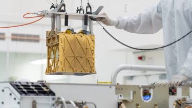 MOXIE er en maskine på størrelse med et bilbatteri, som kan producere ilt. Her bliver MOXIE installeret i maven på Marsbilen Perseverance. (Foto: NASA)