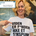 Professor Anja C. Andersen er ophavskvinde til hashtagget #videnerfandemeikkeetsynspunkt, der pryder hendes t-shirt her. Ifølge en forsker og en studerende er udsagnet dog ikke helt korrekt. (Foto Mette HolbækVidenskabsår22)