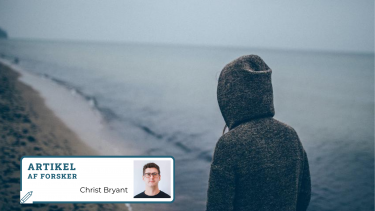 En deprimeret person kigger ud over havet