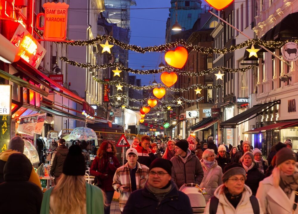 En masse mennesker på Strøget ved juletid