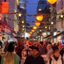 En masse mennesker på Strøget ved juletid