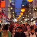 En masse mennesker på Strøget ved juletid