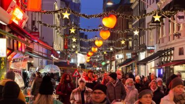 En masse mennesker på Strøget ved juletid