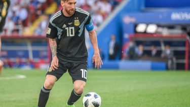 Messi dribler med bolden i en kamp for Argentina