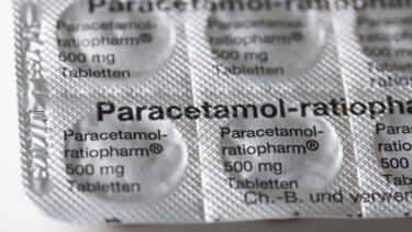 En pakke uåbnet paracetamol ses tæt på