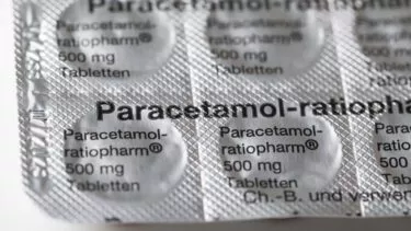 En pakke uåbnet paracetamol ses tæt på