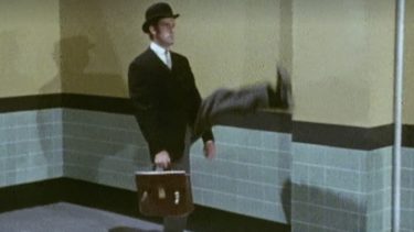 John Cleese fra Monty Python i Silly Walks-sketchen