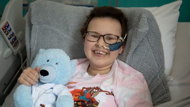 13-årig alyssa i hospitalsseng