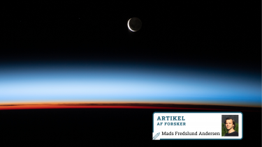 Månen er halv på billedet, der er taget fra den internationale rumstation