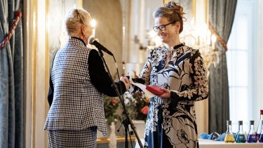 Dronning Margrethe overrækker prisen til Rikke Schmidt Kjærgaard