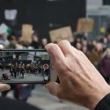 En person optager en video af fridays for future klimademonstration