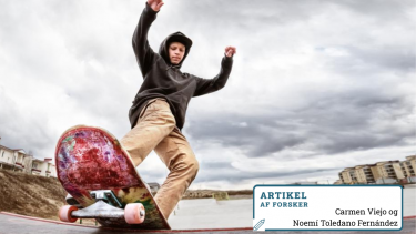 Teenagedreng laver tricks på sit skateboard