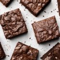 Brownie på hvid baggrund