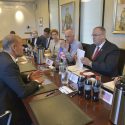 Lars Findsen sidder overfor viceforsvarsminister I USA, Bob Work i Oslo.