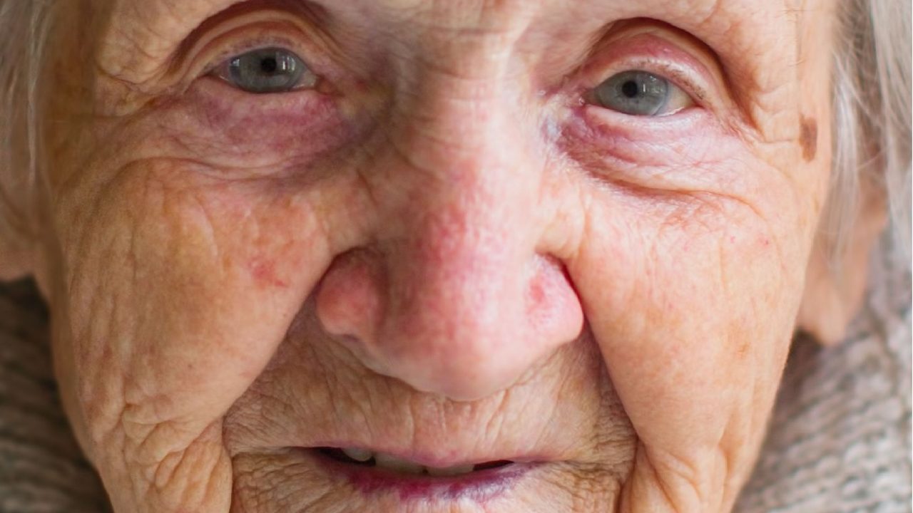 Meget gammel kvinde i close up