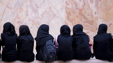 Skolepiger med muslimsk hovedbeklædning set bagfra