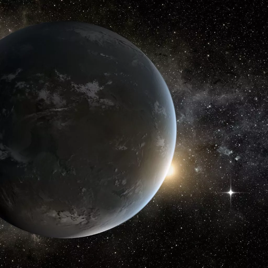 En mørk, stenet planet vises i rummet med solen, der kigger frem bag den. Stjerner og lyse tåger fylder baggrunden og skaber en stor, kosmisk scene.