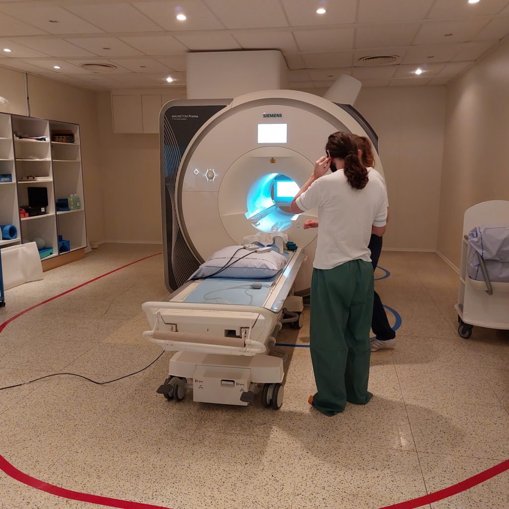 Forsker klargør patient til fMRI-skanning.