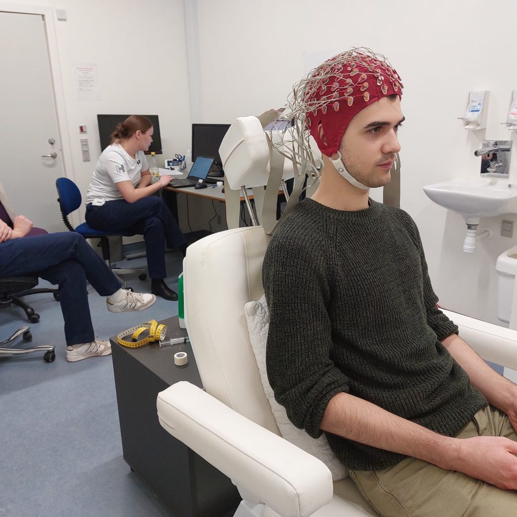 EEG-skanning af forsøgsdeltager.