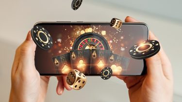 Online-casino-reklame popper ud af en mobiltelefon