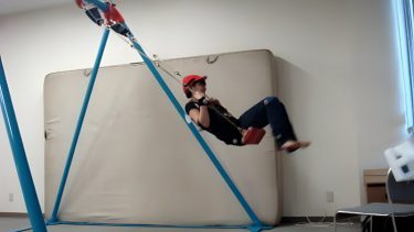 Mand, der gynger i videnskabeligt eksperiment