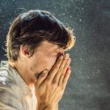 Man, der nyser, fotograferet i modlys