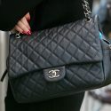 Kvinde med sort Chanel-taske og røde negle