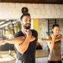 Mand og kvinde i fitnesscenter