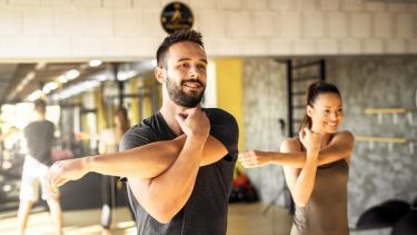 Mand og kvinde i fitnesscenter