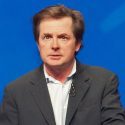 Skuespilleren Michael J. Fox med en kleinblå baggrund.