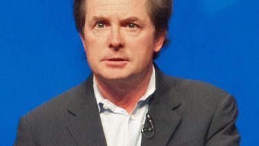 Skuespilleren Michael J. Fox med en kleinblå baggrund.