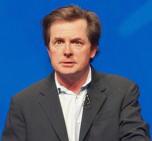 Skuespilleren Michael J. Fox med en kleinblå baggrund.