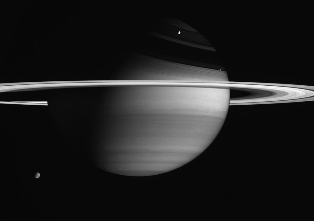 Fotografi af Saturn, hvor man også kan se tre af planetens måner