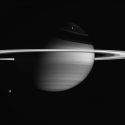 Fotografi af Saturn, hvor man også kan se tre af planetens måner