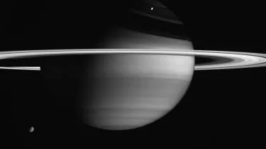 Fotografi af Saturn, hvor man også kan se tre af planetens måner