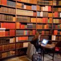 studerende arbejder på et bibliotek
